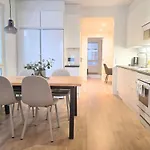 Apartament Rahulihomes, Kolmio, Sauna, 2wc, Autohallipaikka, Parveke *